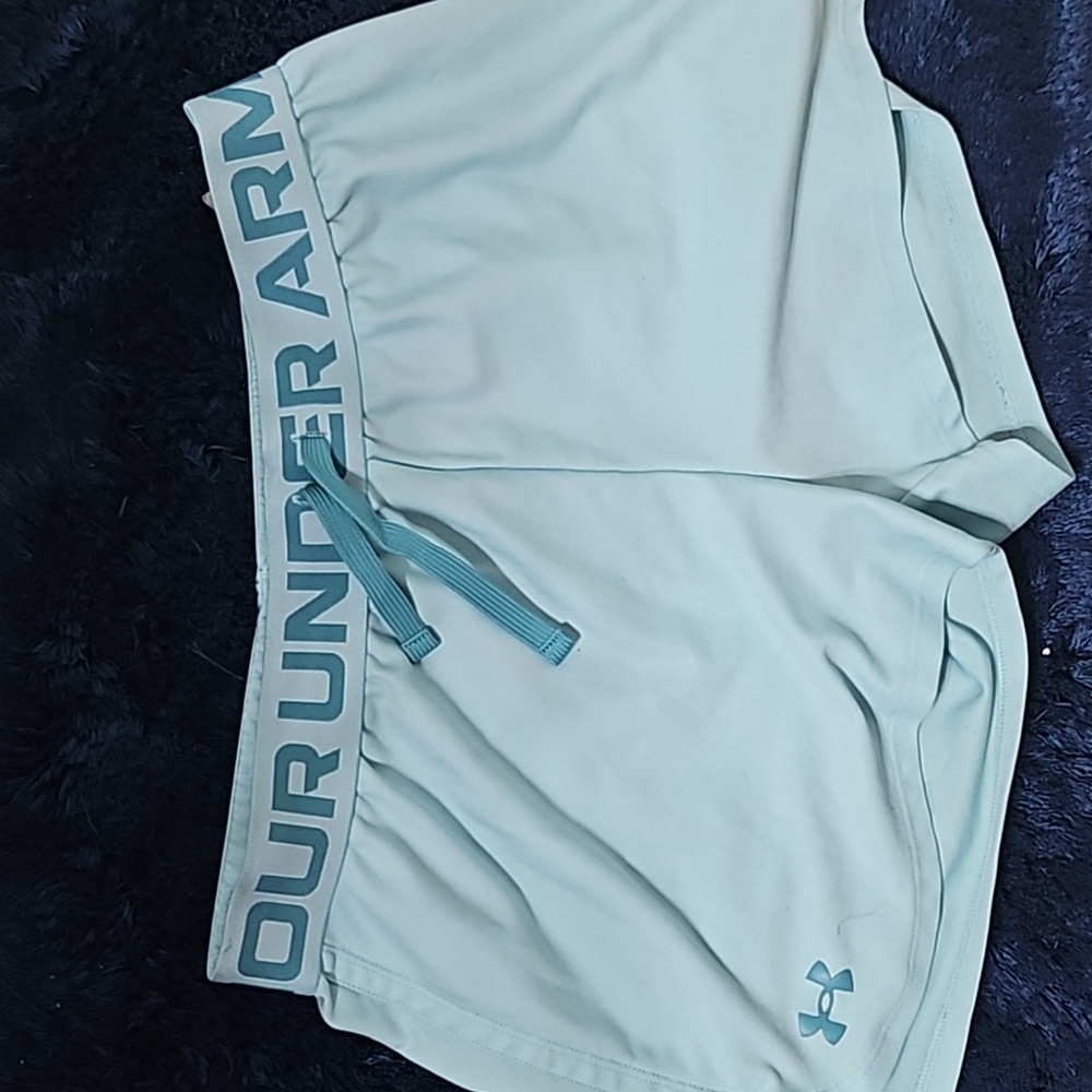Under Armor use large exercise shorts